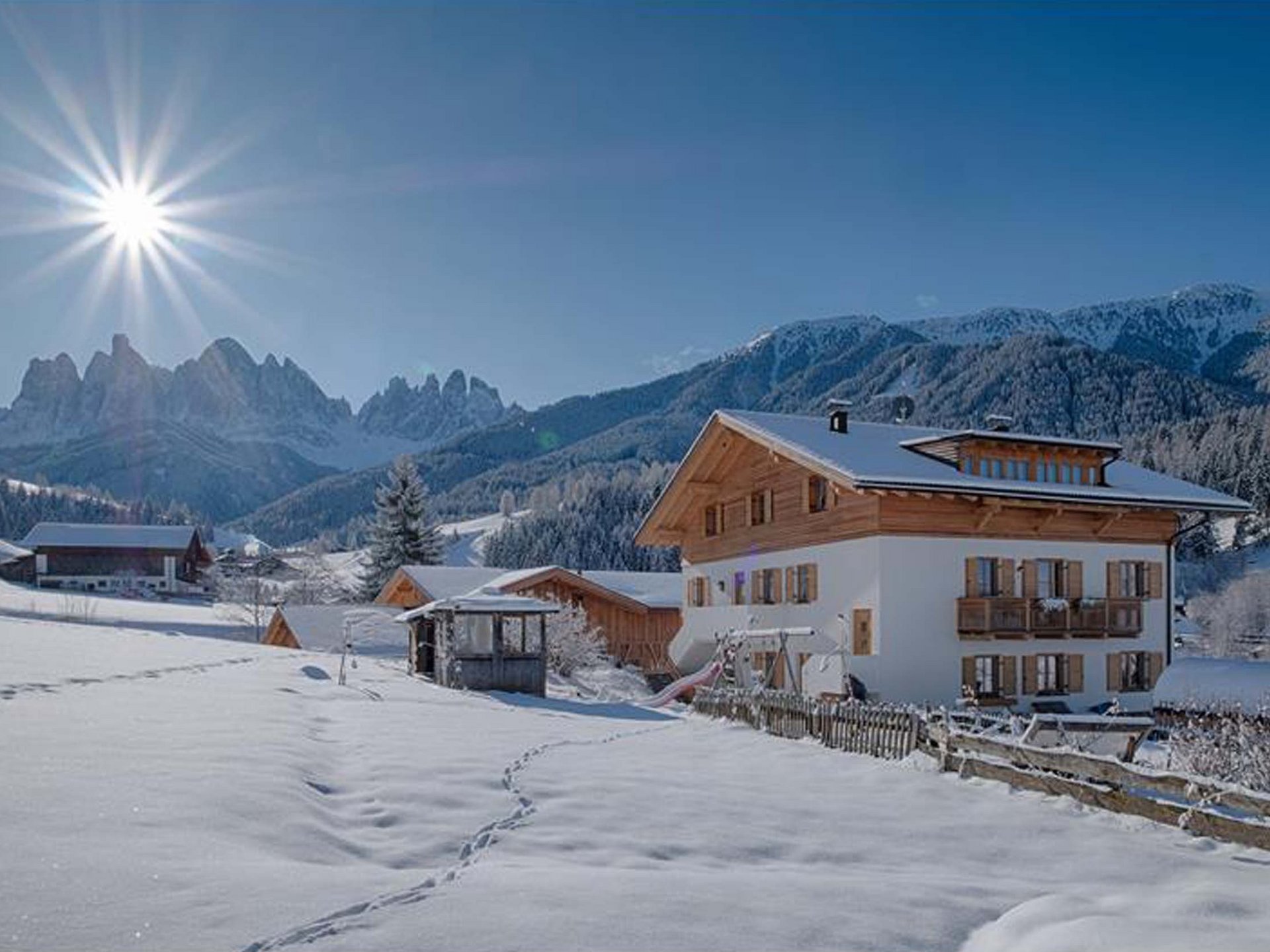 Funes, un rifugio tra le Dolomiti. Funes, un rifugio tra le Dolomiti.